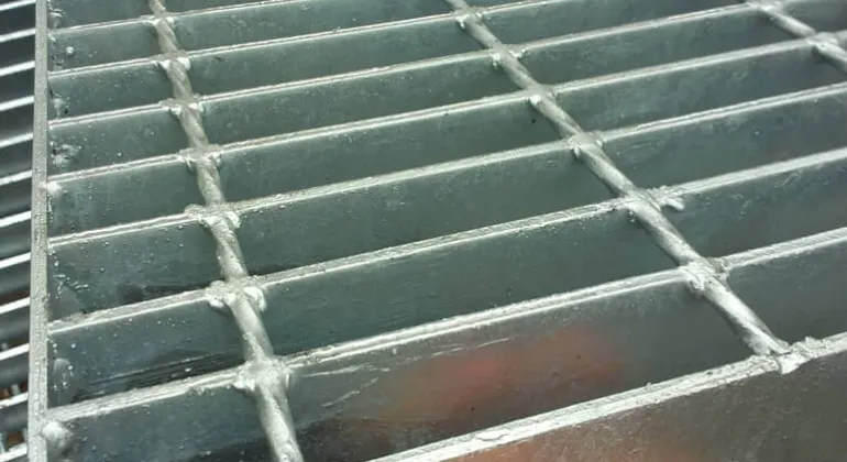 Steel Grating Fondasi Keselamatan dan Efisiensi di Lingkungan Industri