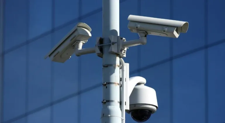 Tiang CCTV dengan Desain Minimalis untuk Lingkungan Modern